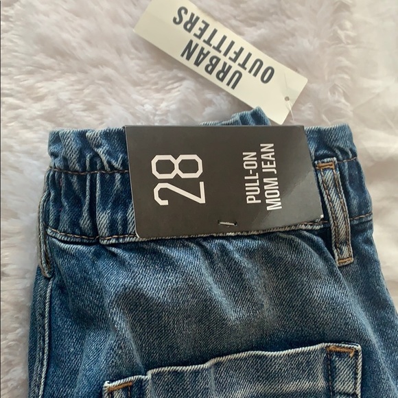 BDG Pull-On High-Waisted Mom Jean – Light Wash - Picture 8 of 9